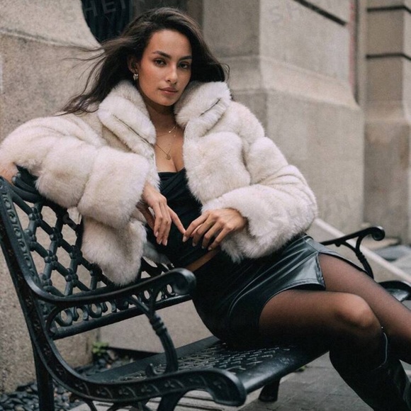 Carly Lawrence Anewsta Latest Fashion Faux Fur Collar Elegant Short Jacket - Picture 3 of 7